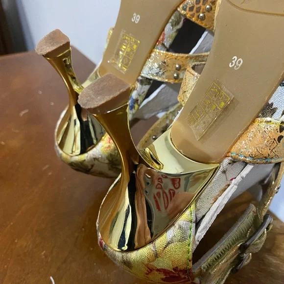 Spring Step Sandals - Picture 4 of 5